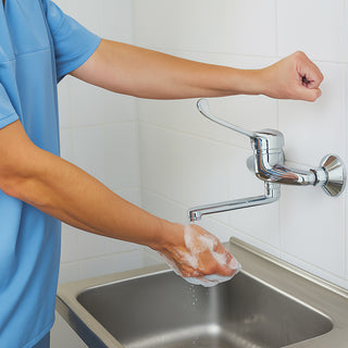 Rubinetto a parete clinica a leva lunga orientabile ottone cromato