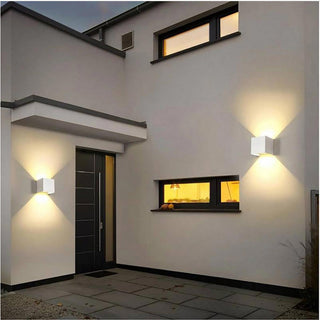 Applique a parete LED tecnologia CCT 12 W doppia emissione luce IP65