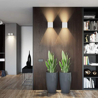 Applique a parete LED tecnologia CCT 12 W doppia emissione luce IP65