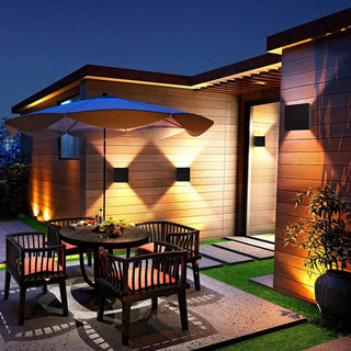 Applique a parete LED tecnologia CCT 12 W doppia emissione luce IP65