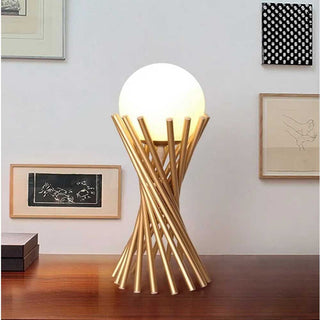 Lampada da tavolo tubolare in metallo bronzo con una sfera opaca G9