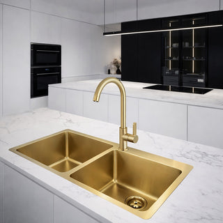 Rubinetto oro satinato da cucina canna alta curva orientabile
